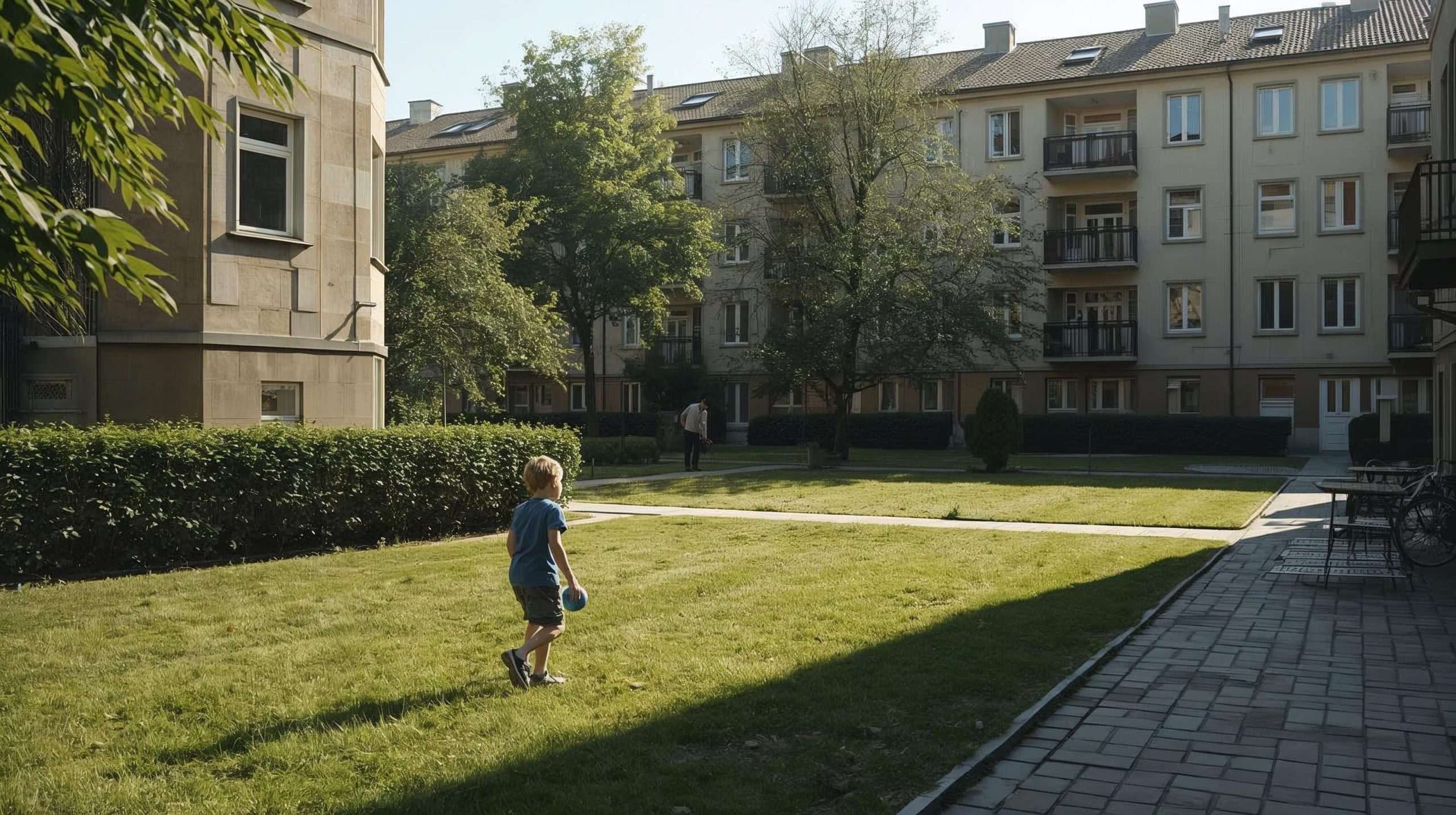 Társasház gondozott udvara, zöld pázsittal és tiszta térkővel – Lumaterra társasházi karbantartás